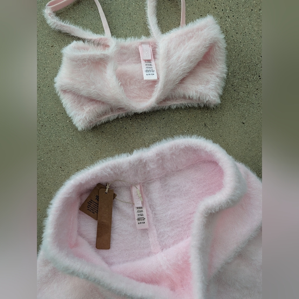 SKIMS Pink Fuzzy Lounge Short & Bralette Set - Picture 3 of 5